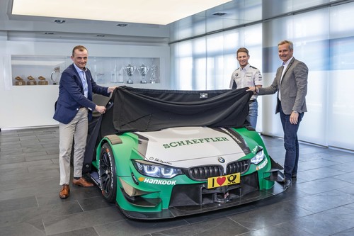 Matthias Zink, Vorstand Automotive OEM Schaeffler (links) und BMW-Motorsportdirektor Jens Marquardt (rechts) enthüllen gemeinsam mit DTM-Fahrer Marco Wittmann (Mitte) das Auto für die Saison 2019.
