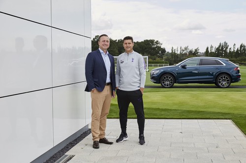 Mauricio Pochettino, Manager von Tottenham Hotspur (rechts) mit Andrew Doyle, Director of Audi UK. 