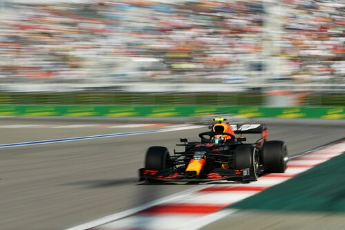 Max Verstappen im Red-Bull-Formel-1-Fahrzeug mit Honda-Motor.
