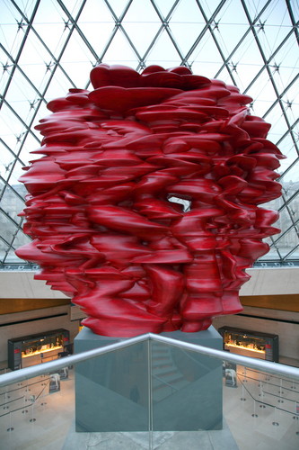 Maybach untertsützt den Louvre in Paris: Skulptur „Versus“ von Tony Cragg.
