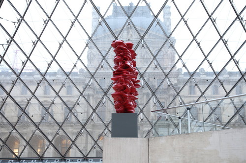 Maybach untertsützt den Louvre in Paris: Skulptur „Versus“ von Tony Cragg.