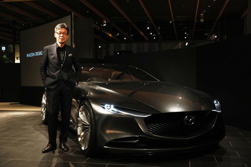 Mazda-Chefdesigner Ikuo Maeda mit dem Vision Coupé Concept.