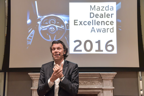 Mazda Dealer Excellence Award 2016: Gastredner Urs Meier.
Die Trophäen. Die Gewinner.
