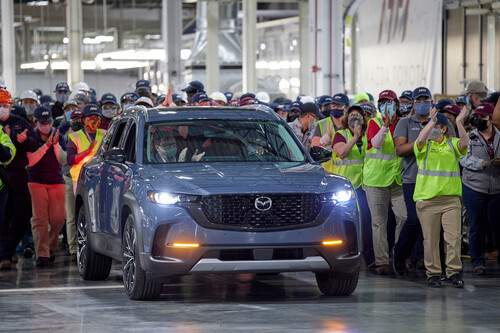 Mazda feiert den ersten CX-50 aus dem US-Werk in Huntsville.