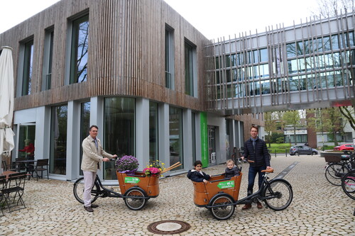 Mazda-Geschäftsführer Bernd Kaplan (links) und Pressechef Jochen Münzinger übergaben die beiden gespendeten Lasten-E-Bikes an das SOS-Kinderdorf in Düsseldorf. 