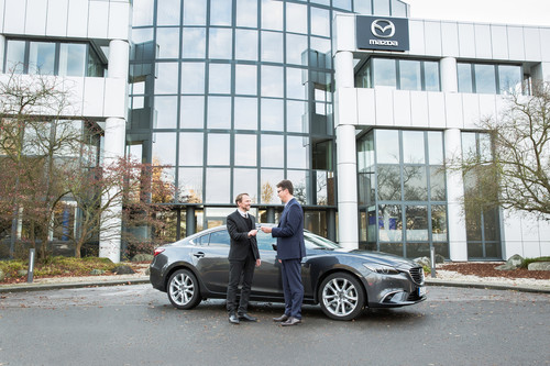 Mazda-Geschäftsführer Bernhard Kaplan (r.) übergibt Leverkusens Oberbürgermeister Uwe Richrath den neuen Dienstwagen.