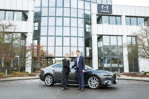 Mazda-Geschäftsführer Bernhard Kaplan (r.) übergibt Leverkusens Oberbürgermeister Uwe Richrath den neuen Dienstwagen.