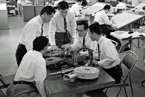 Mazda-Ingenieure arbeiten in den 1960er-Jahren am Kreiskolben-Motor.