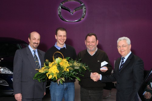 "Mazda Mobil" die 100. (v.l.): Thomas Hammer (Mazda Mobil Leiter Außendienst), Stefan Bäckmann, Bernhard Sassert (Gebr. Bäckmann & Sassert GmbH) und Dittmar Michelsen (Leiter Business Vertrieb bei Mazda Motors Deutschland).