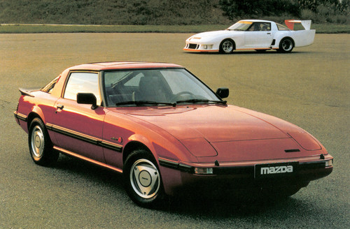 Mazda RX-7, 1980 - vorn Straßenversion, hinten Rennsportversion.