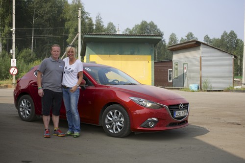 Mazda spendete 60 000 Euro an „RTL - Wir helfen Kindern“: Markenbotschafter Joey Kelly und Moderatorin Birte Karalus am Mazda3.