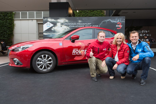 Mazda spendete 60 000 Euro an „RTL - Wir helfen Kindern“ (von links): Markenbotschafter Joey Kelly, RTL-Moderatorin Birte Karalus und Moderator Wolfgang Rother.