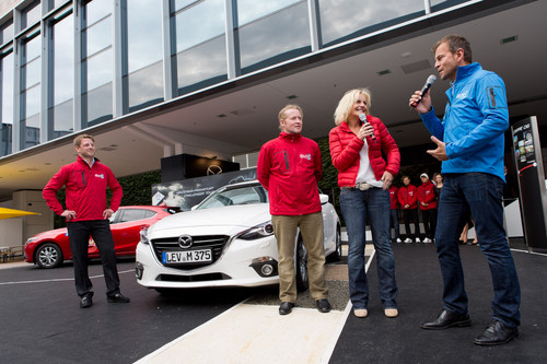 Mazda spendete 60 000 Euro an „RTL - Wir helfen Kindern“ (v.r.): Moderator Wolfgang Rother, RTL-Moderatorin Birte Karalus und Markenbotschafter Joey Kelly.