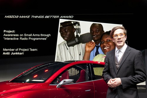 Mazda verleiht den „Make Things Better Award“ an den finnischen Medizinstudenten Antti Junkkari.