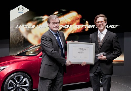 Mazda verleiht den „Make Things Better Award“: Mazda-Europa-Präsident Jeff Guyton (links) und der finnische Medizinstudent Antti Junkkari.