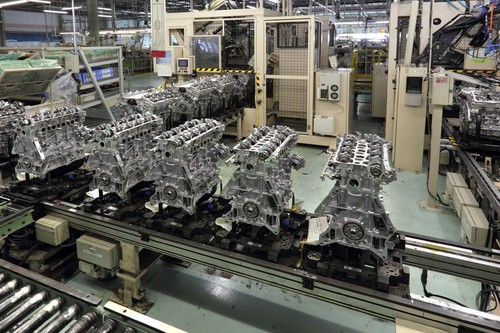 Mazda-Werk in Hiroshima: Eine Motorenlinie für Vier- und Sechszylinder. Da die Sechzylinder mehr Montagezeit benötigen, fahren sie eine Schleife, bevor sie wieder mit den Vierzylindern zur Endmontage laufen.