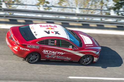 Mazda6 auf Weltrekordfahrt.