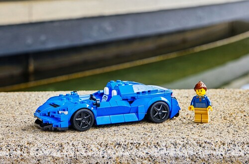 McLaren Elva von Lego mit einer Figur, die an Entwicklungsingenieurin Rachel Brown angelehnt ist.
