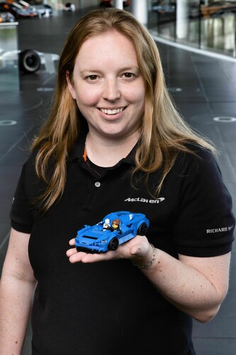 McLaren-Entwicklungsingenieurin Rachel Brown mit dem Lego-Modell des Elva.