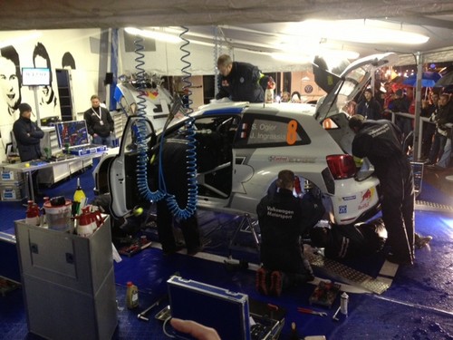 Mechanikr kümmern sich um den Volkswagen Polo R WRC.