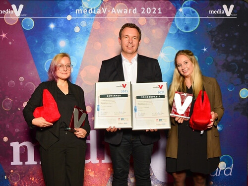 „mediaV-Award 2021“ für den Caravaning Industrieverband (von links): Dominique Weil von der Agentur Huth und Wenzel, Marc Dreckmeier, Leiter Marketing und PR beim CIVD, und Anamaria Corcaci (Huth und Wenzel).