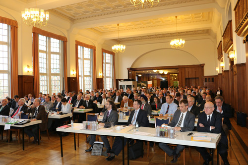 Mehr als 230 Vertreter aus Verkehrsbetrieben, Wissenschaft und Industrie trafen sich in Hamburg zur vierten internationalen E-Bus-Konferenz. 