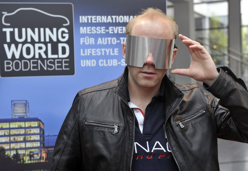 Mentalist Harry Riegel wagt zur Tuning World Bodensee 2013 eine blinde Autofahrt übers Messegelände.