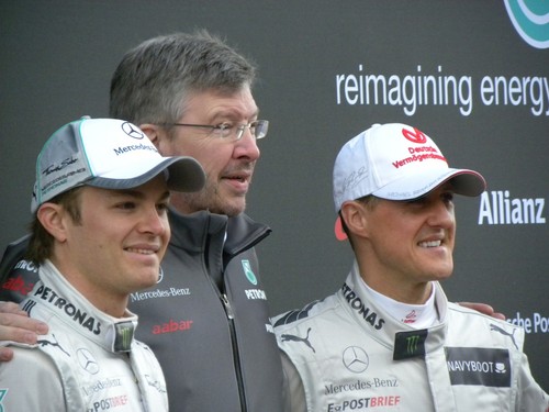 Mercedes AMG Petronas: Der neue Dienstwagen für Michael Schumacher und Nico Rossberg. In der Mitte steht Ross Brawn.
