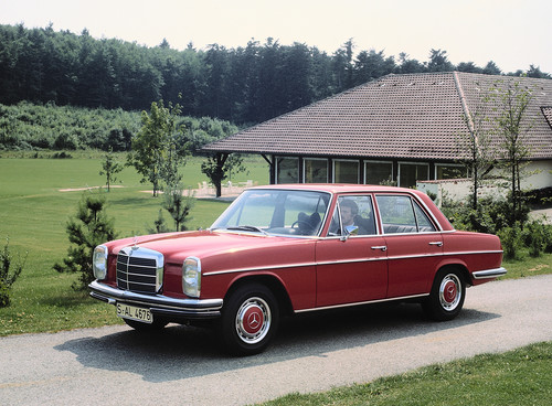 Mercedes-Benz 280 der Baureihe W 114. Die beiden 1972 eingeführten „Strich-Acht“-Topmodelle verfügen über eine Doppelstoßstange vorn und eine bis zum Radausschnitt vorgezogene Heckstoßstange.