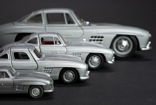 Mercedes-Benz 300 SL Coupé‚ der Baureihe W 198 I in den Maßstäben 1:87 (Wiking), 1:50 (Siku), 1:43 (Mercedes-Benz Classic Collection) und 1:24 (Burago).