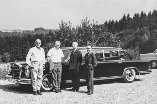 Mercedes-Benz 600 (W 100): Eine Aufnahme vom August 1963 mit den Führungskräften Karl Wilfert, Rudolf Uhlenhaut, Friedrich Nallinger und Josef Müller (von links nach rechts).
