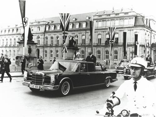 Mercedes-Benz 600 (W 100): Queen Elizabeth II. und der Ministerpräsident von Baden-Württemberg, Kurt Georg Kiesinger, beim Staatsbesuch 1966 in Stuttgart in einem Pullman-Landaulet. 