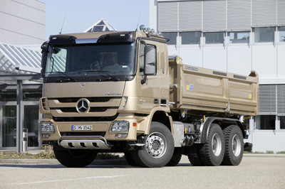 Mercedes-Benz Actros Bau mit Straßenfertigerpaket.