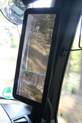Mercedes-Benz Actros: Bildschirm der Mirror Cam auf der Beifahrerseite.