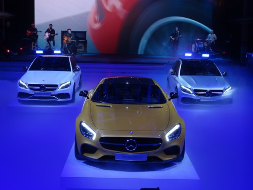 Mercedes-Benz AMG GT: Die neuen AMG-Modelle vor bejubelter Kulisse. Onerepublic und Rian Tedder sind Markenborschafter für den GT.