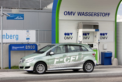 Mercedes-Benz B-Klasse F-Cell an der Wasserstofftankstelle am Stuttgarter Flughafen.