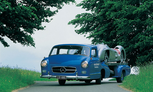 Mercedes-Benz bei den Schloss Dyck Classic Days: Mercedes-Benz Renntransporter von 1954/55, &quot;Schnellster Transporter der Welt&quot;, Nachbau von 2001.

