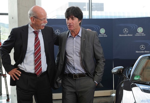 Mercedes-Benz bleibt bis 2018 Generalsponsor des DFB: Daimler-Vorstandsvorsitzender Dr. Dieter Zetsche und Bundestrainer Joachim Löw.