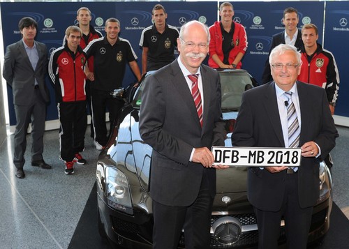 Mercedes-Benz bleibt bis 2018 Generalsponsor des DFB: Daimler-Vorstandsvorsitzender Dr. Dieter Zetsche und DFB-Präsident Teho Zwanziger.