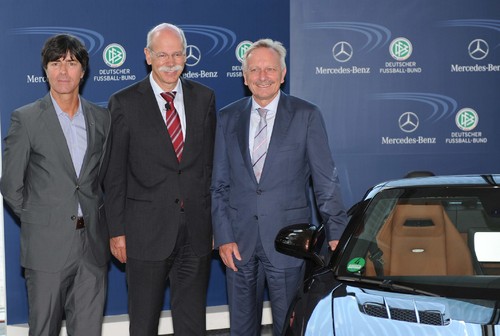 Mercedes-Benz bleibt bis 2018 Generalsponsor des DFB (von links): Bundestrainer Joachim Löw, Daimler-Vorstandsvorsitzender Dr. Dieter Zetsche und Dr. Joachim Schmidt, Vertriebs- und Marketingleiter von Mercedes-Benz.