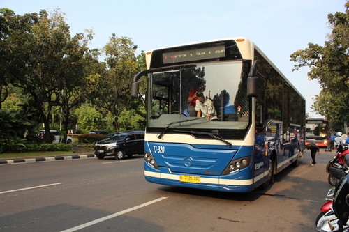 Mercedes-Benz-Bus im Einsatz in Jakartas BRT-System.