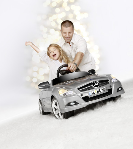 Mercedes-Benz Christmas Stars: Mercedes-Benz SL Roadster Elektroauto für Kinder von 3 bis 5 Jahren, in rot oder silber, Kunststoff, mit 6-Volt-Akku und einer Maximalgeschwindigkeit von ca. 2,5 km/h, gut greifende Handbremse, von ToysToys für Mercedes-Benz.