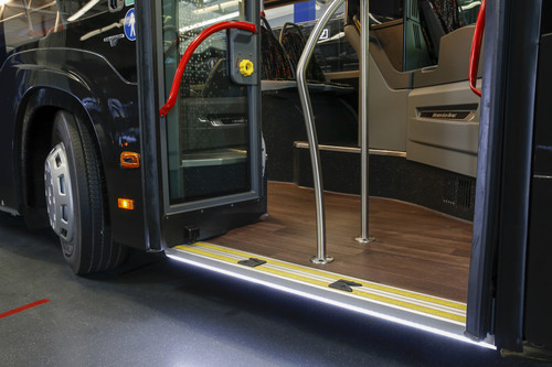Mercedes-Benz Citaro G der GR Omnibus GmbH: Die Kassettenrampe fährt auf Knopfdruck aus.