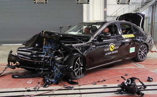 Mercedes-Benz E-Klasse im Euro-NCAP-Crashtest.