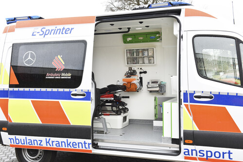 Mercedes-Benz e-Sprinter als elektrischer Krankentransportwagen (eKTW).