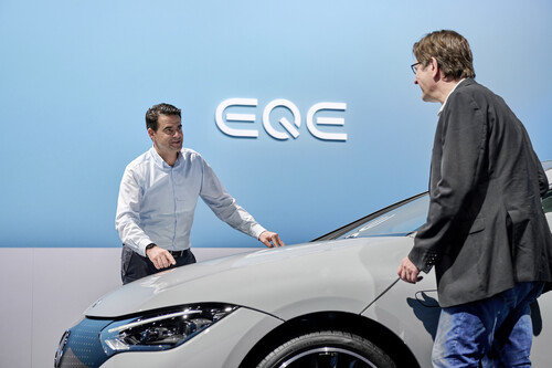 Mercedes-Benz-Entwicklungschef Holger Enzmann und unser Autor Guido Borck (rechts) am Mercedes EQE.