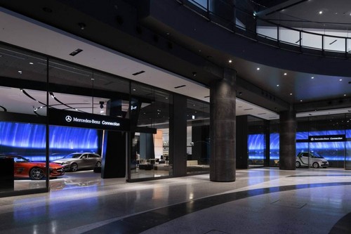 Mercedes-Benz eröffnet City Store „Mercedes-Benz Connection” in Osaka (Japan).