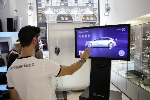 Mercedes-Benz eröffnete den ersten „Visionary Store“ in Mailand.
