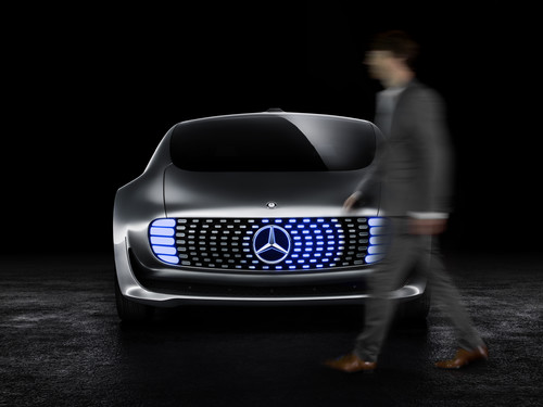 Mercedes-Benz F 015 Luxury in Motion: Die LED signalisieren dem Fußgänger: Ich habe die gesehen.