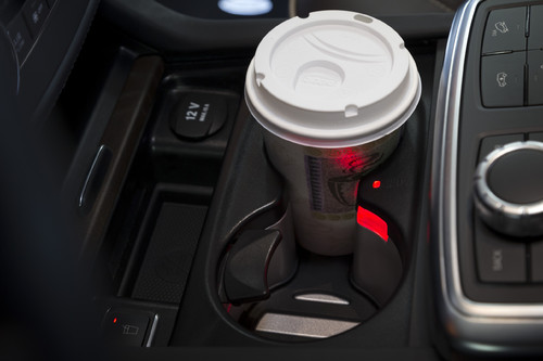 Mercedes-Benz GL 350 Bluetec: Cupholder hält Kaffee warm.